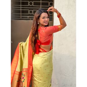 Sari en soie Paithani traditionnel Elite Weaves avec motifs tissés Zari et pallu paon Meenakari pour mariages en Inde et au Pakistan - Product Image 3