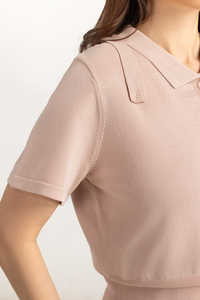 เสื้อยืดผู้หญิงสั่งทำพิเศษ ผลิตในปากีสถาน สีชมพูอ่อน ติดกระดุม คอปก แขนสั้น ทันสมัย พร้อมโลโก้ตามสั่ง - Product Image 4