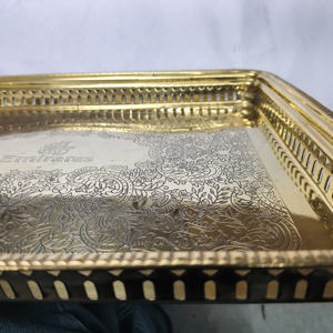 Plateau de service rectangulaire perforé plaqué or de qualité supérieure avec logo des Émirats gravé sur mesure et motif filigrané - Product Image 6