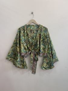 Vente en gros d'ensembles variés de crop tops en soie pour femmes, hauts à nouer style hippie, chemisiers pour femmes - Product Image 3