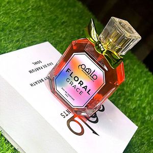 Parfum pour femme 50 ml, flacon en verre facetté, décoration nœud doré, longue tenue, notes fruitées et florales, vaporisateur décontracté, Floral Grace Eau de Parfum - Product Image 2