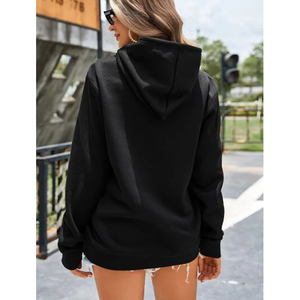 Sweat à capuche noir pour femme avec logo personnalisé, style streetwear décontracté, haut de gamme, fabriqué sur mesure par Twin City - Product Image 4
