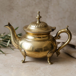 Théière anglaise antique en laiton à quatre pieds avec couvercle à charnière, style rénovation orientale, décorative vintage, pour table européenne classique - Product Image 1