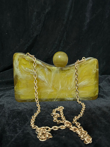 Pochette de soirée de luxe en résine jaune faite à la main, au design organique sculpté, accessoire de soirée tendance pour fêtes, mariages et sacs de créateurs - Product Image 5