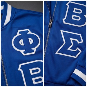 เสื้อแจ็คเก็ตบอมเบอร์กันน้ำสำหรับฤดูหนาว แบรนด์ Phi Beta Sigma ผ้าแคนวาส สีน้ำเงิน สำหรับผู้ชาย ลายปักแบบกรีก สำหรับชมรมนักศึกษา  รับผลิตตามแบบ OEM - Product Image 4