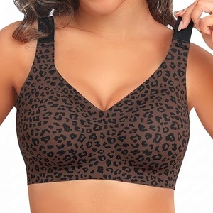 Sujetador deportivo sin costuras para mujer, talla grande, espalda cruzada, copa completa, sin aros, estampado de leopardo, elastano, poliéster, tirantes ajustables, para todas las estaciones - Product Image 1