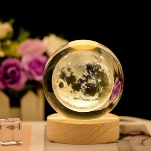 Cadeaux artistiques très demandés : Lampe de table LED en verre avec boule de cristal 3D en forme de lune et base en bois pour la décoration intérieure – En vente - Product Image 6