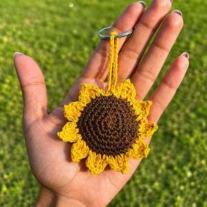Porte-clés Tournesol au Crochet Fait Main en Fil de Coton Doux Écologique, Breloque Florale pour Sac, Charme Mignon pour Sac à Dos, Cadeau Esthétique - Product Image 1