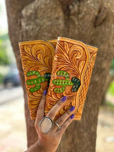 Pochette en cuir usiné à fleurs gaufrées de style occidental sac à main conçu pour femmes vente chaude pochette à la mode en cuir usiné de taille compacte - Product Image 2