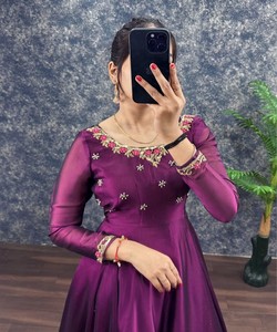 Kurti en coton et soie Rangoli fantaisie, brodé à la main, avec dupatta, pour tenue de fête, prix de gros, multicolore, en stock, vêtement ethnique, couleur vin - Product Image 4
