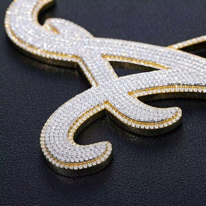 Collar con Colgante de Cruz de Diamante Moissanite Vintage Plateado de la Mejor Calidad, Corte Baguette, para Regalo, Boda o Fiesta, para Adultos, en Venta - Product Image 4