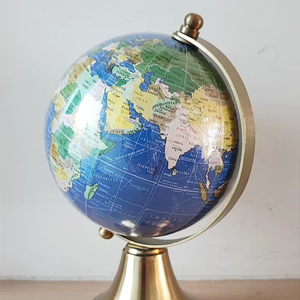 Globo terráqueo de acero inoxidable pulido a espejo con detalles del mapa grabados con láser y un pilar de latón macizo pesado para salas de juntas - Product Image 1