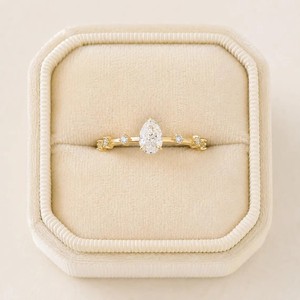 Bague de mariage minimaliste en or massif 10K 14K 18K avec diamants de laboratoire en forme de poire et ronds, certifiée IGI, sertie de pierres latérales fines - Product Image 1