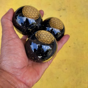 Sphère d'orgonite en gravier de pierres précieuses naturelles de qualité supérieure avec bobine de cuivre pour la guérison Reiki, la méditation et la décoration énergétique en vrac - Product Image 5