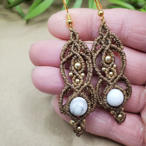 Pendientes Colgantes Hechos a Mano con Howlite Blanco en Forma de Bola, Cordón Marrón, Estilo Bohemio, con Cuentas Doradas, Joyería Artesanal, Regalo para Mujer - Product Image 1