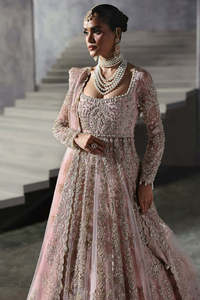 Robe de mariée pakistanaise moderne intemporelle, ornée de sequins et de cristaux, dos lacé, volants brodés, couleur contrastante, sophistiquée - Product Image 5