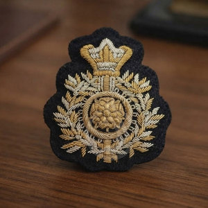 Insignias Bordadas Profesionales - Bordado Ecológico y Moderno Personalizado con Base de Tela de Polialgodón para Uniformes y Artículos Promocionales - Product Image 6