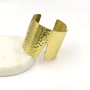 Bracelet manchette en laiton doré martelé - Large et ajustable, style bohème - Fait main, finition mate, bracelet de poignet tendance - Cadeau pour elle, pour femme - Product Image 6