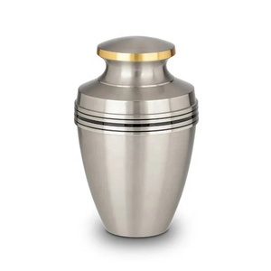 Urne funéraire structurée en laiton avec accents de bande géométrique, finition brossée et couvercle à bord doré pour souvenir commémoratif - Product Image 2