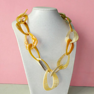 Collier à maillons épais en corne de buffle polie, dégradé brun naturel, bijou statement fait main en corne de buffle naturelle. - Product Image 4