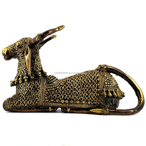 Statue de vache en laiton artisanale, Art Dhokra, Nandi en bronze avec couronne, imitation antique, plaqué or gravé, décoration d'intérieur - Product Image 2