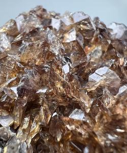 Cristaux naturels d'axinite en grappe sur matrice provenant de Skardu, Pakistan – Spécimen minéral rare, pièce de collection pour présentation - Product Image 3