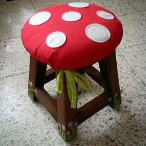 Tabouret en peluche rouge en forme de champignon, coussin de siège à pois de dessin animé, pieds en bois pour la décoration de salle de fête - Product Image 1