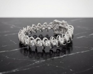 Bracelet en or rose avec diamants de laboratoire au design élégant en forme de vague pour femmes - Cadeau classique pour les anniversaires de mariage et les occasions de fête - Product Image 4