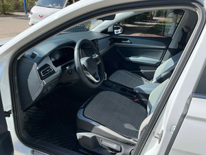 Volkswagen Berline 1.5T DSG Essence 5 Places Phares LED Pneus R17 Volant à Gauche Intérieur Clair - Product Image 3