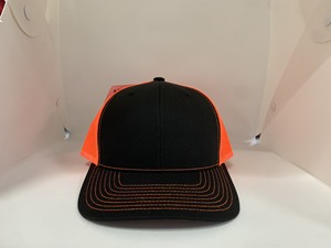 Gorra Trucker Premium de 6 Paneles con Visera Curva, Negra, Mezcla de Algodón, Parte Trasera de Malla Naranja con Cierre a Presión, Venta al Por Mayor OEM - Product Image 2