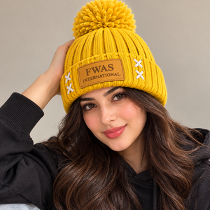 Bonnet unisexe de haute qualité avec pompon, en tricot côtelé, pour l'hiver, avec patch logo personnalisé, surpiqûres contrastées, chapeau tendance, fournisseur B2B en gros - Product Image 2