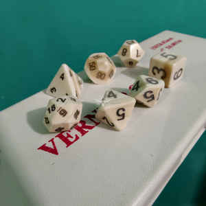 Jeu de dés polyédriques authentiques en os de buffle, accessoires de jeu et de table artisanaux à prix avantageux - Product Image 4