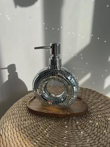 Distributeur de savon décoratif en cristal, flacon pompe, idéal pour la salle de bain, le comptoir de vanité, les occasions spéciales et les cadeaux. - Product Image 5