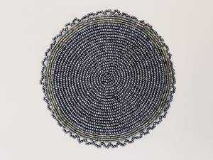Posavasos de lujo con detalles de cuentas negras y plateadas, hecho a mano por artesanos, accesorio moderno y minimalista para el hogar, hermoso patrón circular tejido. - Product Image 1