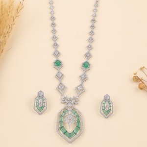 ชุดสร้อยคอและต่างหูหรูหราประดับมรกตและเพชร ดีไซน์สวยงามด้วยมรกตสังเคราะห์และเพชรเจียระไนแบบเหลี่ยมบริลเลียนท์ - Product Image 4