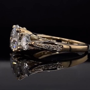 Bague de fiançailles pour femme en or massif 14 carats, diamant rond brillant cultivé en laboratoire, style romantique certifié, avec diamants latéraux - Product Image 3