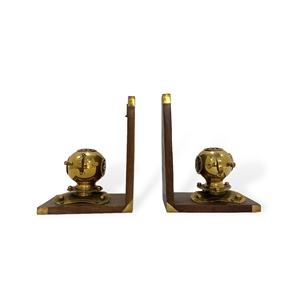 Sujetalibros con Forma de Casco de Buceo con Base de Madera BE18 - Sujetalibros Único y Elegante para tu Colección de Libros - Product Image 1