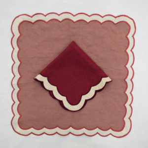 Serviette en lin pur fait main à bord festonné, élégante serviette en tissu brodée pour la décoration de table de mariage et d'événements - Product Image 1