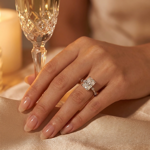 Anillo de Compromiso de Lujo en Oro Blanco de 14K con Diamante Natural de Corte Radiante, Piedras Laterales de Diamante Blanco Color D, Diamantes Rellenos para Mujer - Product Image 2