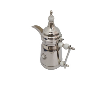 กาหม้อกาแฟอาหรับเคลือบเงาสีเงิน KAMRAN - ดีไซน์ลวดลายประดับตกแต่งอย่างงดงาม ฝาปิดและด้ามจับลายหินอ่อนสีขาว สำหรับตกแต่งบ้าน - Product Image 2