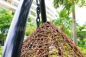 Chaise balançoire à cadre en aluminium de style moderne en osier traditionnel et coloré pour jardin, patio, hôtels et villas - Product Image 6