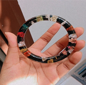 Bracelet délicat en résine noire incrusté de fleurs séchées colorées et de feuilles métallisées, disponible à prix de gros. - Product Image 1
