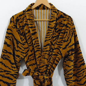 Kimono largo de algodón hecho a mano con estampado floral y cuello en V de secado rápido para mujer, ideal como bata de dama de honor. - Product Image 1