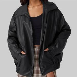 Chaqueta de Cuero Estilo Bomber Extra Grande para Mujer, Color Negro, con Cuello Camisero, Marca Kay B. Holland - Product Image 1