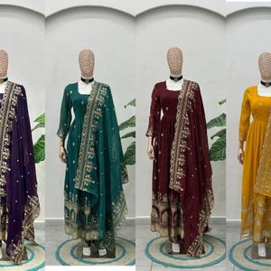 Conjunto de Vestido de Diseñador Premium para Mujer con lujosa tela de seda texturizada, elegante bordado con lentejuelas y trabajo zari. Esto - Product Image 4