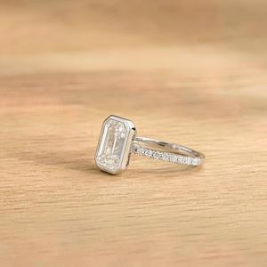 Bague de fiançailles en or massif 10K 14K 18K avec émeraude 3.01CT et diamant de laboratoire taille ronde 0.30CT sertis pavé – Design de joaillerie fine - Product Image 3