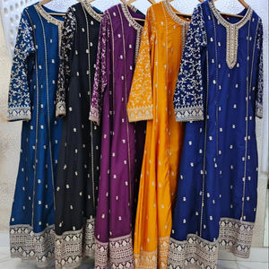 Maxi Premium importado con cuello de seda auténtica y bordado detallado con pedrería, pantalón y dupatta con adornos dorados Zari. - Product Image 1