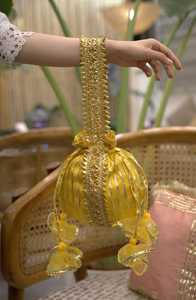 Sac Potli en Velours Bordeaux Fait Main avec Broderie de Perles Blanches Lourdes, Pochette à Cordon pour Mariage et Cérémonie, Sac à Main Ethnique pour Femme - Product Image 2