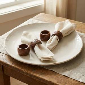 Anneau de serviette en bois brun intemporel, s'adaptant à divers thèmes de décoration, y compris rustique, moderne et traditionnel - Product Image 1