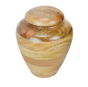 Urne funéraire en bois de prestige pour cendres, confectionnée avec une texture naturelle raffinée et un design élégant d'inspiration patrimoniale - Product Image 1
